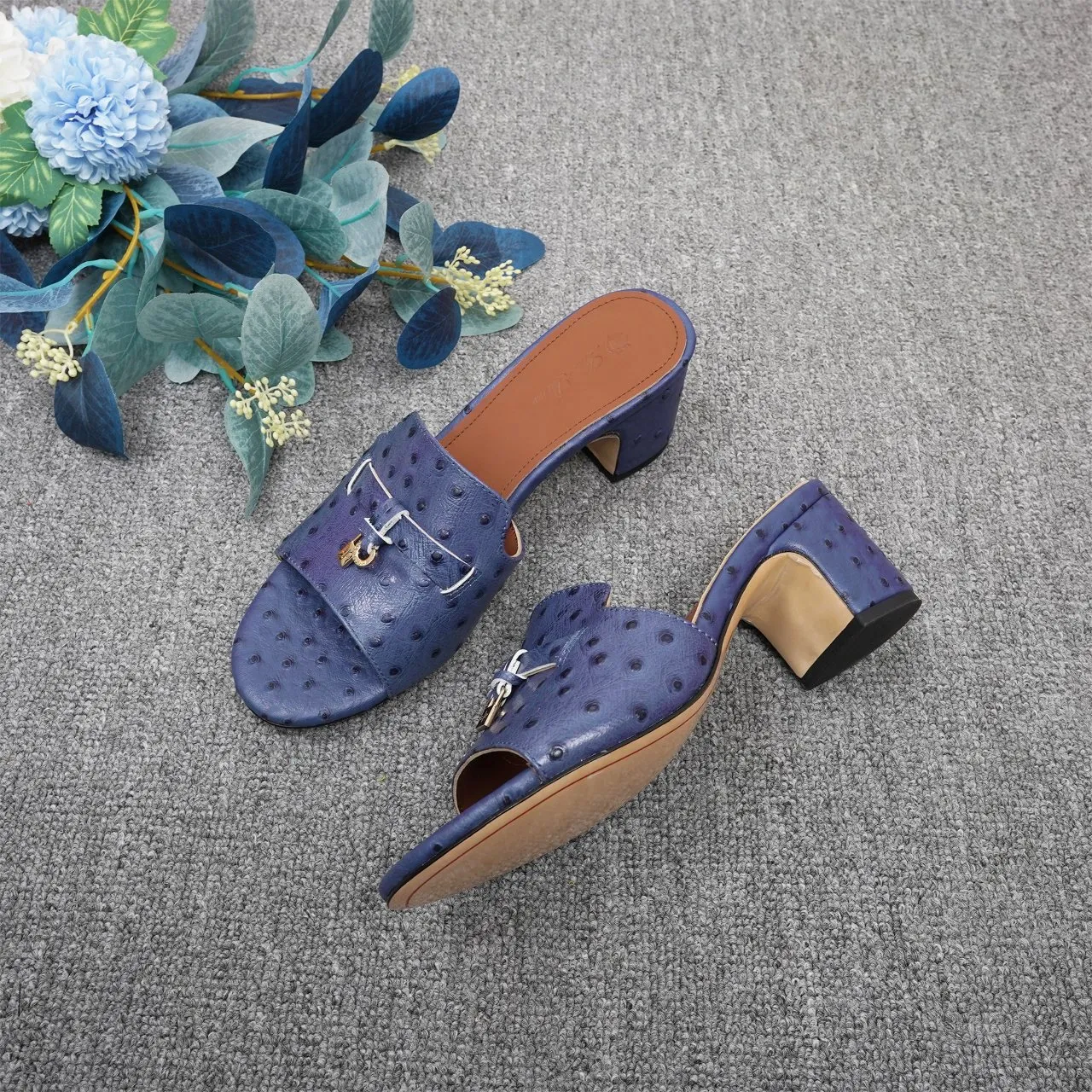 👟👟Ex-factory price 440👟👟 Genuine leather sole +30 suede sheepskin slippers with a strap decorated with Loro Piana My Charms charms and decorated with tone-on-tone stitching. Sophisticated and feminine, it pairs well with both city and resort looks. For those looking for an elegant upgrade, the summer glamor slipper is known for its slim open-back silhouette. size: 35-44 (custom-made sizes 43 and 44 are non-returnable) Upper: imported suede sheep leather (sheep), cowhide ostrich pattern, cowhide snake pattern Lining: imported high-grade mixed sheep silk Heel height: 5.5CM